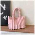 Detalle del bolso tote rosa de felpa con textura de rayas y asas de bolas suaves - Rosa