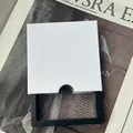 Caja de regalo para joyas blanca con soporte de exhibición de película PE negra - Blanco en Blanco con Muesca/Interior 9x9x2cm