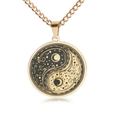 Detalle del colgante Yin Yang dorado con motivos grabados de sol y luna - Dorado
