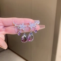 Dettaglio di orecchini a fiore d'argento con cristalli viola tenuti in mano - Fiore Viola Goccia d'Acqua (14#)