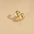 Nahaufnahme polierter goldener breiter Creolen mit minimalistischem Vintage-U-Förmig Design - C-Form