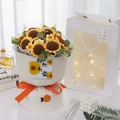 Handgefertigter Häkel-Sonnenblumenstrauß in weißem Plüsch mit orangefarbener Schleife - 11 Sonnenblumen Strauß + Geschenktüte + LED