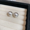 Dettaglio di orecchini a sfera in argento spazzolato con incisioni a stella delicate - Stile Sferico Spazzolato con Intarsio di Stelle / Argento