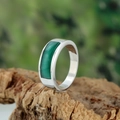 Anello in acciaio inossidabile lucido con gemma verde rettangolare su legno rustico - US 7 / Acciaio Verde