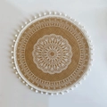 Sottopiatto in juta marrone con ricamo mandala bianco e pompon decorativi - Pom Pon Bianco Stile 3