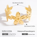 Elegante brazalete abierto de acero de titanio dorado con diseño de flor de cinco pétalos - Oro de 18k / Estilo Dorado (SZ61122A)