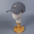 Detalle de gorra de algodón lavado gris con bordado hello de estilo minimalista - M (56-58cm) / Gris