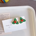 Détail de boucles d'oreilles houx de Noël avec feuilles vertes et baies rouges sur carte - Feuilles de Noël - Clou