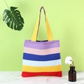Borsa a spalla in maglia a righe arcobaleno su marmo con sfondo di foglie verdi - 31*31cm / Righe Arcobaleno Giallo-Viola