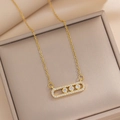 Vergulde ketting met rechthoekige zirkonia-hanger op een beige sieradendoosje - 8999 Gouden Ketting