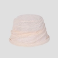 Dettaglio macro del cappello a secchiello in maglia bianco panna traspirante e morbido - M (56-58cm) / Beige
