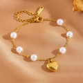 Vue macro d'un bracelet pendentif cœur 18K avec perles blanches sur tissu satin - Bracelet Perle Coeur Poli (O501)