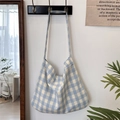 Dettaglio della borsa tote in tela a quadretti blu e bianchi con trama in cotone - Blu a quadri