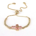 Bracciale a sfere dorate regolabile con ciondolo a croce in zircone rosa su sfondo bianco - Rosa