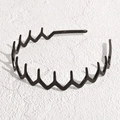Dettaglio di cerchietto nero ondulato a zigzag con texture metallica lucida - Onda a Triangolo Nero / 【attributi Del Prodotto】questo Prodotto È Una Fascia Per Capelli Nera E Seghettata Realizzata In Metallo Lucido O Materiale Plastico Rivestito Utilizzata Principalmente Per Fissare Acconciature O Come Decorazione. 【presentazione Visiva】l'immagine Utilizza Una Foto Dall'alto Di Una Natura Morta Con Uno Sfondo Bianco Testurizzato E Piatto Illuminazione Naturale E Un Soggetto Del Prodotto In Evidenza. La Qualità Dell'immagine È Elevata Con Messa A Fuoco Precisa E Dettagli Nitidi. L'estetica È Elevata Con Una Composizione Complessiva Semplice Ed Elegante Conforme Agli Standard Di Visualizzazione Dell'e-commerce. 【contenuto Del Testo】nell'immagine Non Sono Presenti Testo Logo O Filigrane Visibili. Non Sono Stati Trovati Marchi Di Certificazione. 【conclusione Della Revisione】è Considerato "superato" E Può Essere Utilizzato Direttamente Senza Alcuna Modifica. 【etichetta Logistica】questo Prodotto È Un Comune Accessorio Per Capelli Senza Ingredienti Speciali; L'etichetta È Considerata "nessuna". 【rischio Di Violazione】questo Stile È Un Design Di Base Generale; Non È Stato Trovato Alcun Logo Di Marca Specifico Il Marchio Contraffatto È "nessuno" E La Probabilità Di Contraffazione È Stimata A "01". 【parametri Del Prodotto】colore: Nero; Forma: Onda Seghettata.