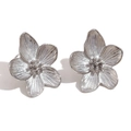 Pendientes de flor plateados con textura de metal cepillado y diseño floral 3D - Color Acero