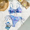 Tweeledige bloemenbikini in lichtblauw met zijstrikjes en schelpenhangers voor vakantie - S / Blauw