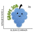 Dettaglio della toppa ricamata a uva con misure e slogan Grape Job su sfondo bianco neutro - Uva Viola (GRAPE JOB)