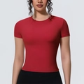 Vue détaillée du t-shirt de yoga rouge foncé à manches courtes et tissu respirant ajusté - Carmin