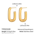 Detailweergave van U-vormige gouden oorbellen met maten en 18K vergulde roestvrijstalen textuur - Gouden Stijl (YYE023100)