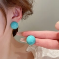 Vue détaillée de grandes boucles d'oreilles sphériques bleu turquoise sur modèle - Boucles d'Oreilles Clous Sphériques Bleu Cyan (9# Tige de boucle d'oreille en argent - Régulier - Vert Menthe)