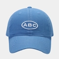 Détail d'une casquette de baseball en coton bleu clair avec broderie ABC blanche - Réglable / Bleu