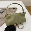 Borsa a tracolla intrecciata verde erba con texture in pelle e fibbie dorate eleganti - Verde
