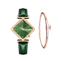 Detailopname van het groene vierkante horloge met een roségouden armbandje - Groen horloge en armband