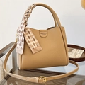 Bolso saco de cuero suave color caqui con pañuelo de cuadros y correa ajustable - Caqui