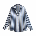 Détail d'une chemise à manches longues rayée bleu et blanc avec poignets horizontaux - Bleu roi
