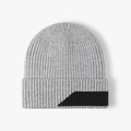 Gorro de punto acanalado gris con diseño de patchwork geométrico negro en el borde - Gris Claro (23B006)