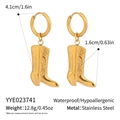 Makroansicht von Cowboy-Stiefel-Ohrringen aus Edelstahl in Gold mit Größen- und Gewichtsdetails - Goldener Cowboy-Stiefel-Stil (YYE023741)