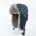 Bonnet aviateur en denim bleu à damier avec doublure en fausse fourrure grise pour l'hiver - Taille unique / Bleu Foncé (Damier)