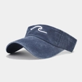 Détail de broderie vague blanche sur visière en denim bleu délavé pour sport de plein air - Bleu marine