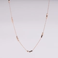 Vista detallada del collar minimalista de acero inoxidable en oro rosa con cubos - Oro rosa