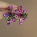 Dettaglio ravvicinato di orecchini a fiore viola con perline verdi. - 128# Viola Fiore