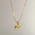 18k vergulde ketting met getextureerde hobbelpaard hanger aan een fijne kralenketting - Goud (Echt Goud Verguld)