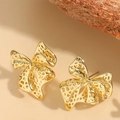 Orecchini a farfalla traforati in finitura dorata con delicati dettagli in rete - Stile Fiocco Oro