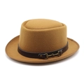 Détail d'un chapeau canotier en feutre de laine camel avec ruban en cuir et boucle mors - Kaki