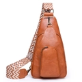 Dettaglio borsa a tracolla in ecopelle marrone con ampia tracolla a motivi geometrici - Marrone