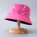 Vista de detalle del sombrero de pescador en cuero PU rosa brillante con forro de tela negra - Talla única / Rosa Rojo