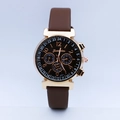 Gros plan d'une montre pour homme Juxiaoshou avec bracelet en cuir brun et boîtier doré - Boîtier Doré avec Bracelet Marron