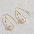 Elegante gouden druppeloorbellen met minimalistisch draadframe en een witte parel - Waterdruppel Enkele Parel Stijl (ES2167)