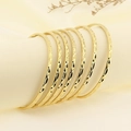 Brazaletes apilables de acero inoxidable dorado con elegante patrón de corte diamante - Juego de 7 Aros / Dorado