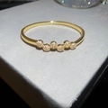 Vue macro du bracelet jonc plaqué or 18 carats avec détails en zircons étincelants - Bracelet N°9 - Or (plaqué Or Véritable)