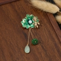 Broche vintage estilo chino con hoja de loto de esmalte verde y borla de pez dorado - Pez Dorado en Hoja de Loto