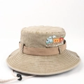 Détail de la broderie train et du cordon coupe-vent sur le chapeau bob en coton - L (58-60cm) / Train de Dessin Animé-Khaki