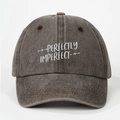 Casquette de baseball en coton lavé gris foncé avec broderie blanche Perfectly Imperfect - Réglable / Café