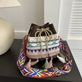 Borsa a secchiello boho marrone con ricami etnici, nappe colorate e tracolla tessuta - Marrone