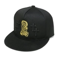 Detalle del bordado religioso y la cruz en la gorra de béisbol de algodón negro - Flat Brim / Negro